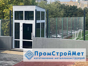 Два вертикальных подъемника закрытого типа