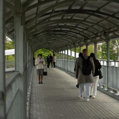 Перильное ограждение для пешеходного моста через железную дорогу