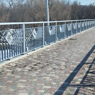 Перильные ограждения пешеходного моста через реку Сож