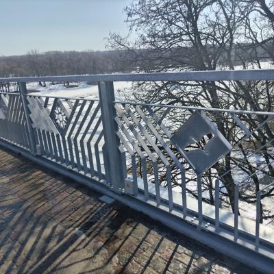 Перильные ограждения пешеходного моста через реку Сож