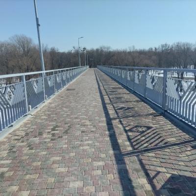 Перильные ограждения пешеходного моста через реку Сож